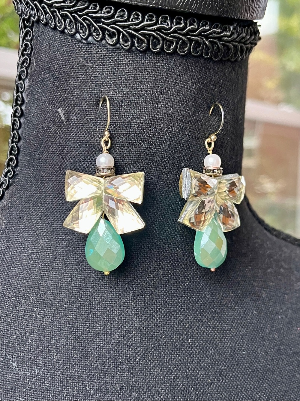 💧🎀Teardrop Bow Earrings w/ White Pearls, & Gold Accents